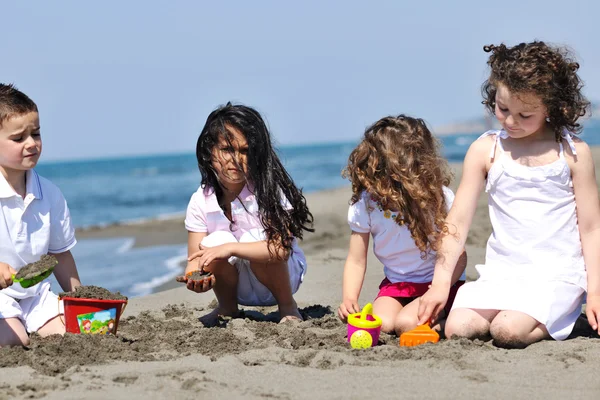Gyerekek játszottak a strandon — Stock Fotó