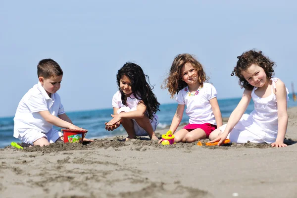 Kinderen spelen op strand — Stockfoto