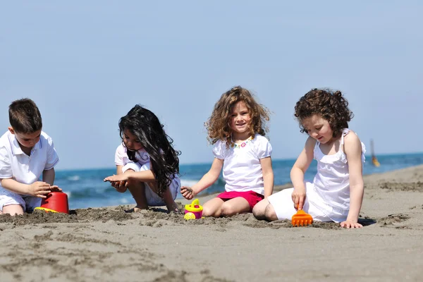 Kids playing on beach — Stock Photo, Image