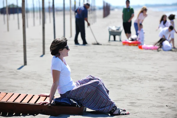 젊은 여자 가 해변에서 쉬고 있다 — 스톡 사진
