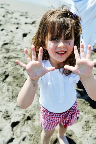 在海滩上的小女孩子画像。 — 图库照片