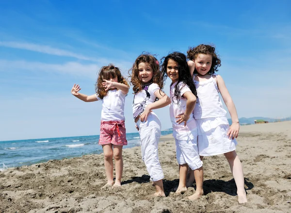 Niños jugando en la playa —  Fotos de Stock