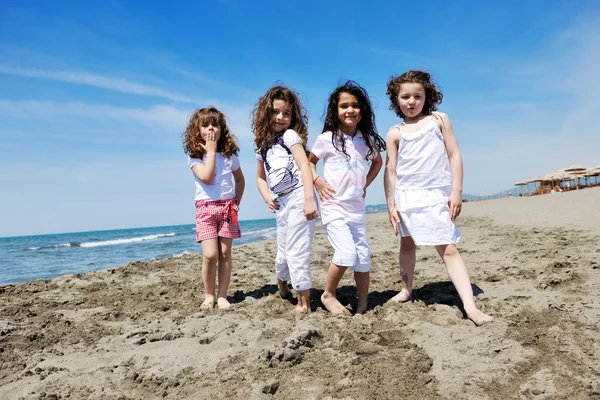 Děti hrají na pláži — Stock fotografie
