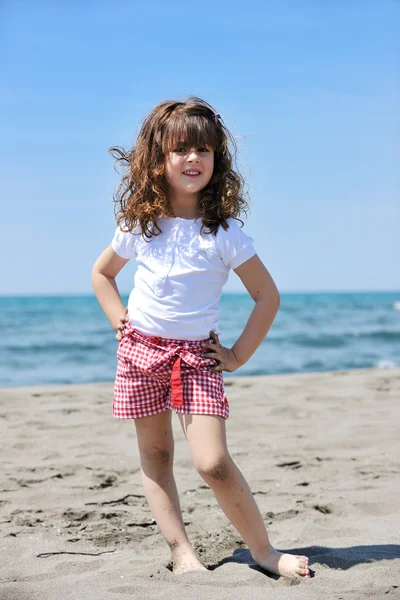 Mały portret dziecka kobiet na plaży — Zdjęcie stockowe