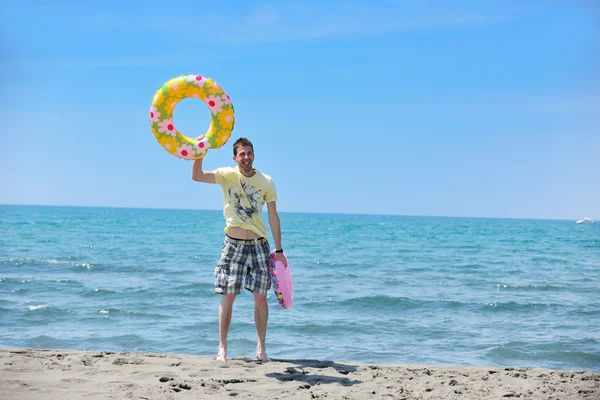 Άνδρας χαλαρώσουν στην παραλία — Φωτογραφία Αρχείου