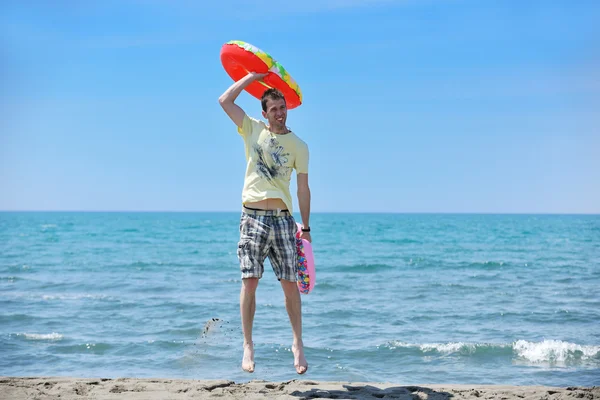 Άνδρας χαλαρώσουν στην παραλία — Φωτογραφία Αρχείου