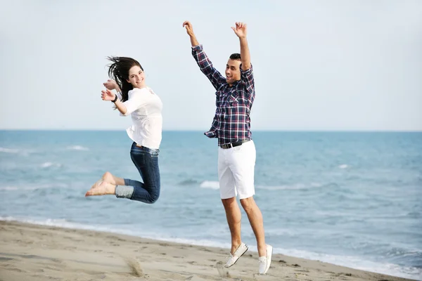 Šťastný mladý pár bavte se na pláži — Stock fotografie