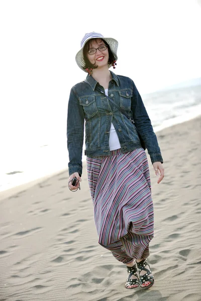ผู้หญิงสาวผ่อนคลายบนชายหาด — ภาพถ่ายสต็อก