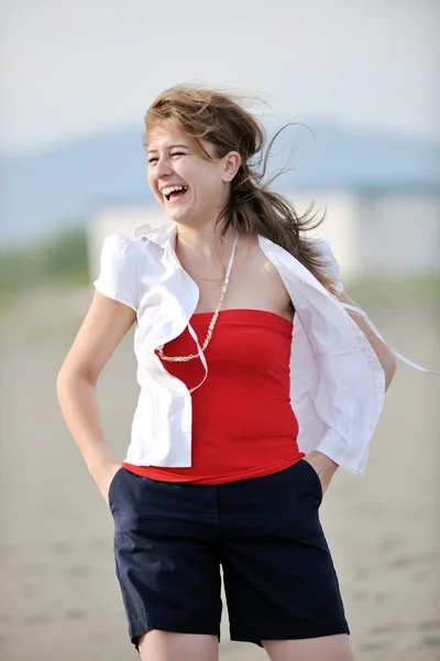 Mladá žena relaxovat na pláži — Stock fotografie
