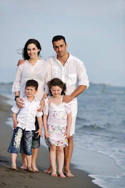 Ευτυχισμένη οικογένεια, καλή διασκέδαση στην παραλία. — Φωτογραφία Αρχείου