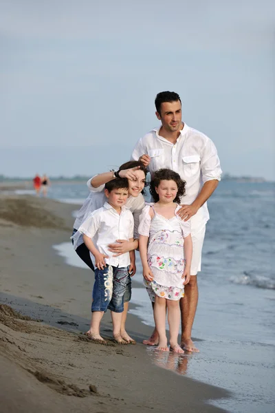 Feliz familia joven divertirse en la playa — Foto de Stock