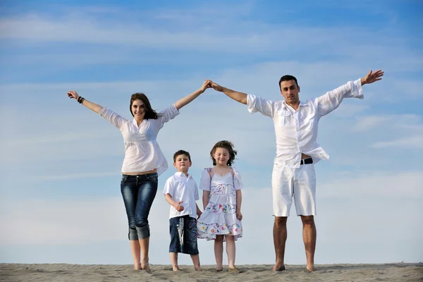 Familia en la playa mostrando el signo de inicio — Foto de Stock