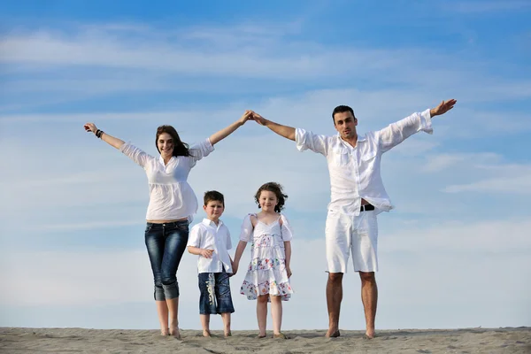 홈 로그인 보이는 바닷가에 가족 — 스톡 사진