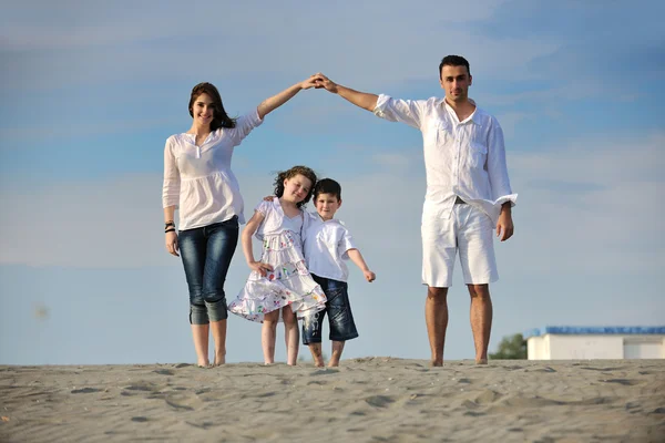 Familia en la playa mostrando el signo de inicio —  Fotos de Stock