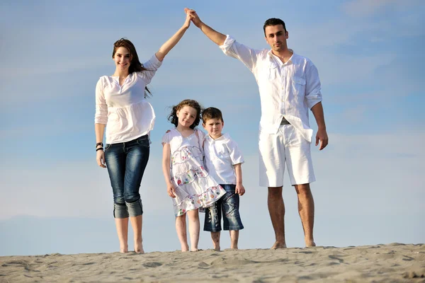 Οικογένεια στην παραλία που παρουσιάζει Αρχική σημάδι — Φωτογραφία Αρχείου