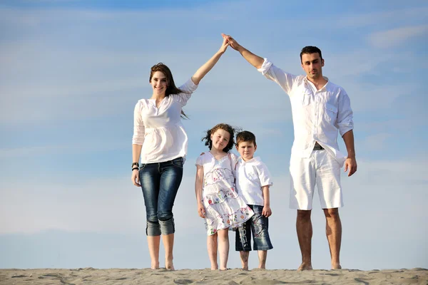 홈 로그인 보이는 바닷가에 가족 — 스톡 사진