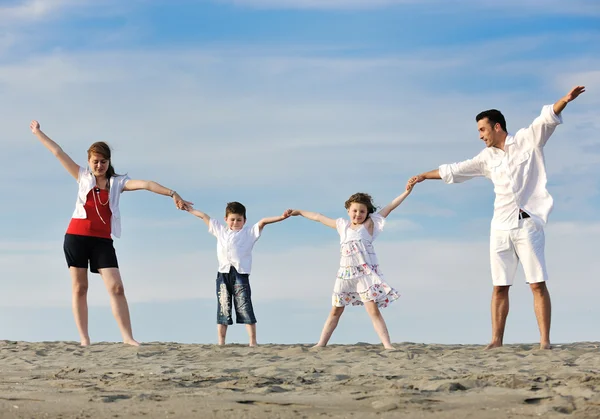 家の印を示す浜で家族 — ストック写真