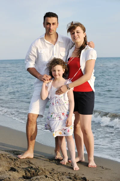 Feliz familia joven divertirse en la playa —  Fotos de Stock