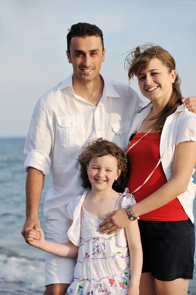 快乐的年轻家庭在海滩上玩得开心 — 图库照片