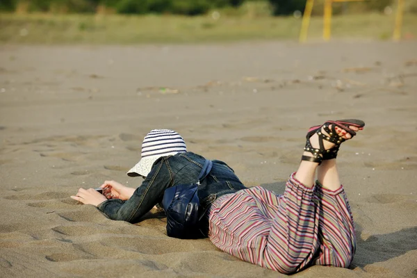 Mujer joven relajarse en la playa —  Fotos de Stock