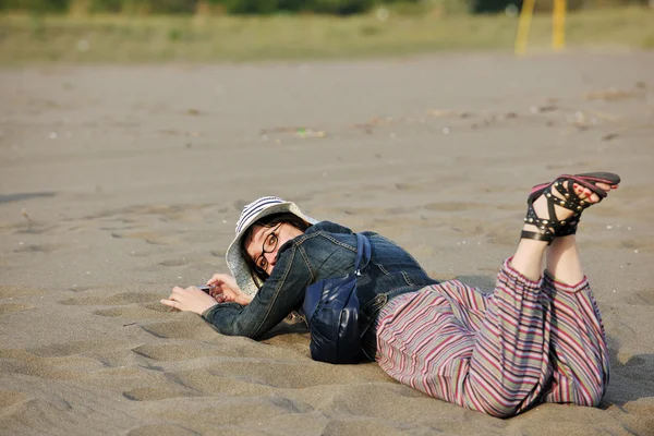 Młoda kobieta zrelaksować się na plaży — Zdjęcie stockowe
