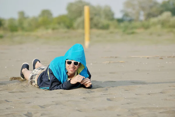 Hombre relajarse en la playa —  Fotos de Stock