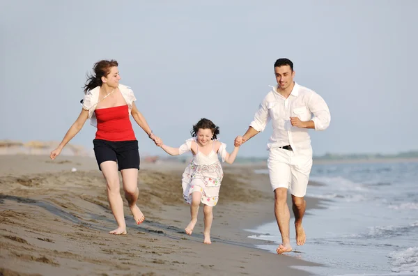 O familie fericită se distrează pe plajă — Fotografie, imagine de stoc
