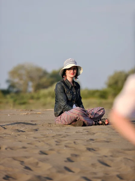 젊은 여자 가 해변에서 쉬고 있다 — 스톡 사진
