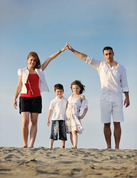 Οικογένεια στην παραλία που παρουσιάζει Αρχική σημάδι — Φωτογραφία Αρχείου