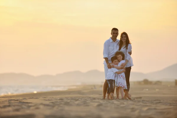 Glückliche junge Familie hat Spaß am Strand — Stockfoto
