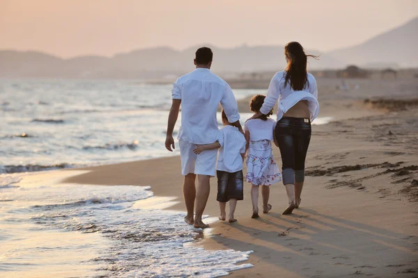 Mutlu genç aile sahilde eğleniyor. — Stok fotoğraf