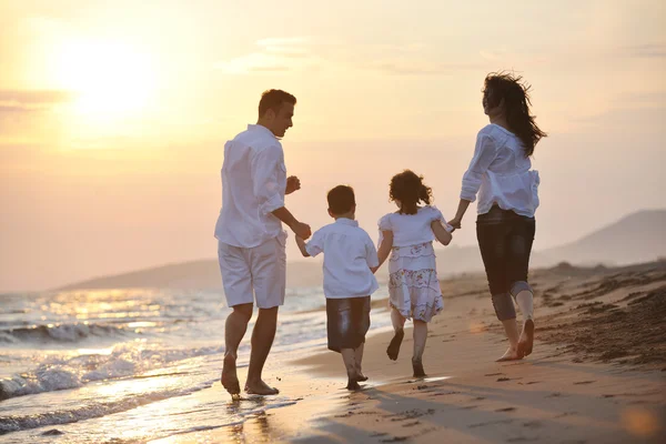Feliz jovem família se divertir na praia — Fotografia de Stock