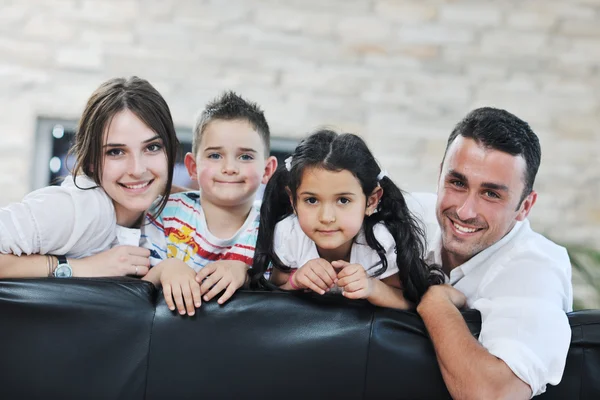 Mladá rodina doma — Stock fotografie