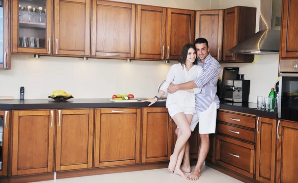 Ευτυχισμένο νεαρό ζευγάρι διασκεδάζουν στη σύγχρονη κουζίνα — Φωτογραφία Αρχείου