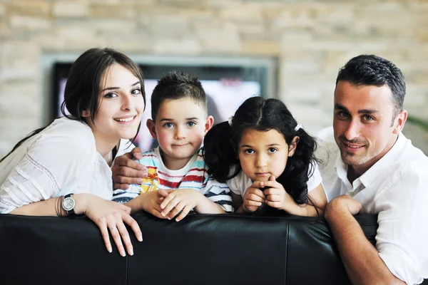 Junge Familie zu Hause — Stockfoto