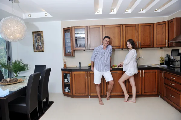 Счастливая молодая пара весело провести время на современной кухне — стоковое фото