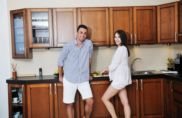 Ευτυχισμένο νεαρό ζευγάρι διασκεδάζουν στη σύγχρονη κουζίνα — Φωτογραφία Αρχείου
