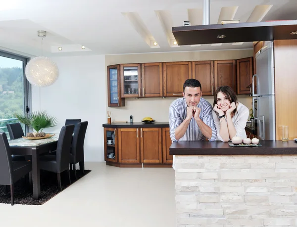 Feliz pareja joven se divierten en la cocina moderna —  Fotos de Stock