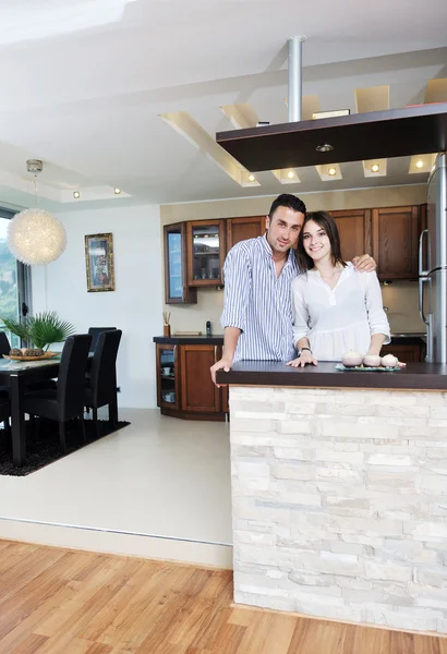 Щаслива молода пара розважається на сучасній кухні — стокове фото