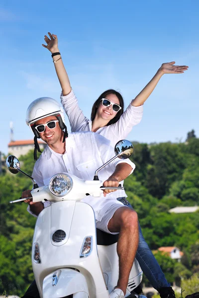 Portret van gelukkige jonge liefde paar op scooter genieten van zomer t Stockafbeelding