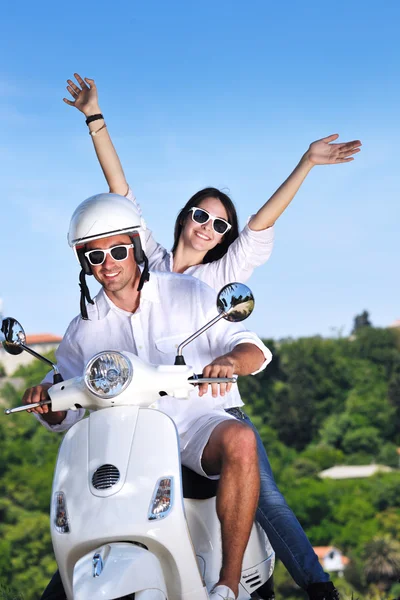Portrait de heureux jeune couple d'amour sur scooter profiter de l'été t Photo De Stock
