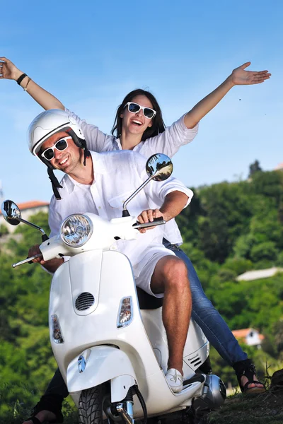 Retrato de feliz pareja de amor joven en scooter disfrutando de verano t Imagen de stock