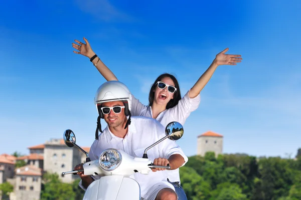 Portrait de heureux jeune couple d'amour sur scooter profiter de l'été t Photo De Stock