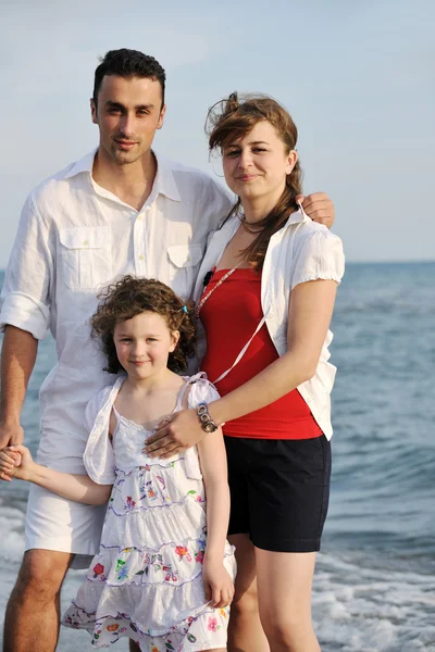 Ευτυχισμένη οικογένεια, καλή διασκέδαση στην παραλία. Εικόνα Αρχείου