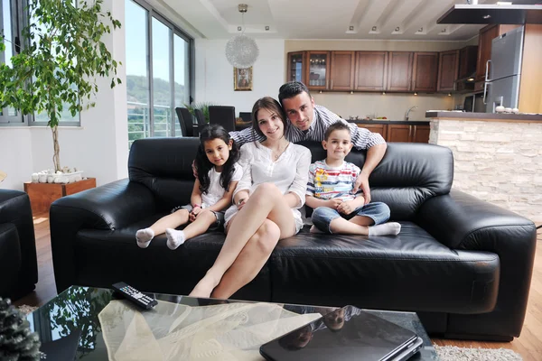 Jonge familie thuis — Stockfoto