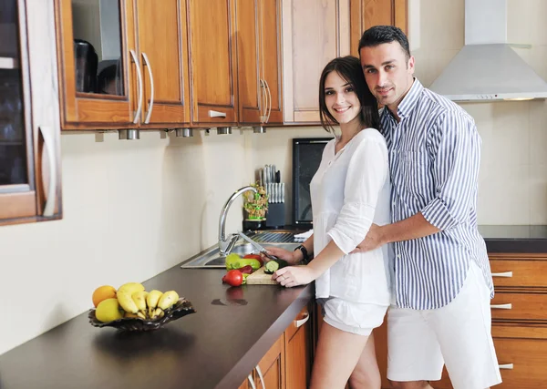 Lykkelig ungt par ha det gøy på det moderne kjøkkenet – stockfoto