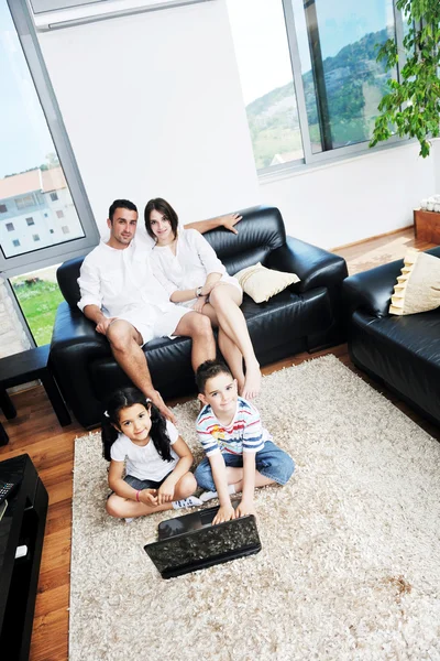 Ung familj hemma — Stockfoto