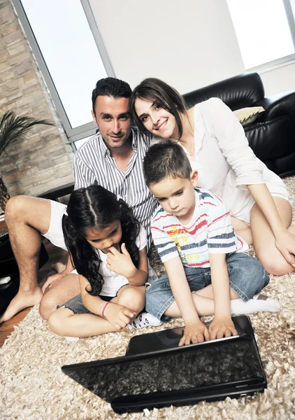 Jonge familie thuis — Stockfoto