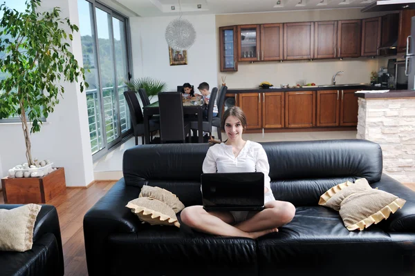 Familie wathching flat tv moderne thuis binnen — Stockfoto