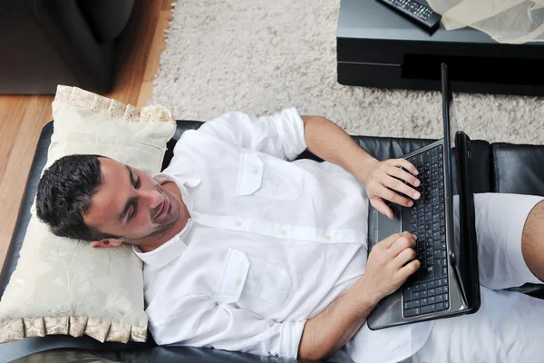 Portret spokojny młody facet korzysta z laptopa w domu — Zdjęcie stockowe